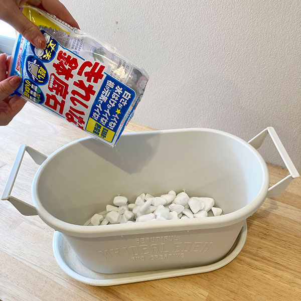鉢底石を入れる
