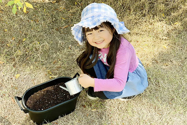 水やりをする女の子